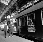 854141 Afbeelding van de Hotelplan Expres langs het perron van het N.S.-station Den Haag H.S. te Den Haag.